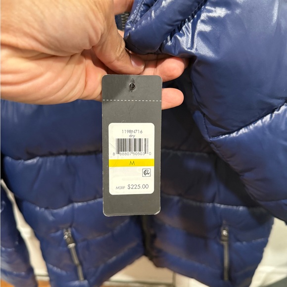 ✅ BRAND NEW Guess puffer jacket!!! ✅ - Picture 2 of 12